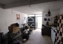 4 bedroom villa for restoration with potential on the outskirts of Chaves