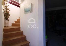 4 bedroom villa for restoration with potential on the outskirts of Chaves