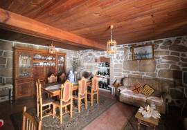 4 bedroom villa for restoration with potential on the outskirts of Chaves