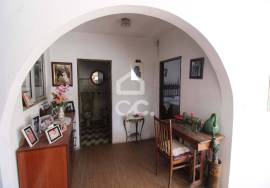 4 bedroom villa for restoration with potential on the outskirts of Chaves
