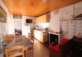 4 bedroom villa for restoration with potential on the outskirts of Chaves