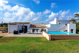 Large Property in Livramento with House, Annexes, Patio, and Pool, Close to the Sea