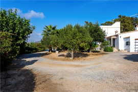 Large Property in Livramento with House, Annexes, Patio, and Pool, Close to the Sea