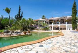 Family Estate with Guest Annex, Heated Pool & Outbuildings in Tavira