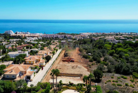 Luxurious villas with sea views under construction in Praia da Luz