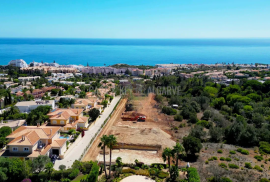 Luxurious villas with sea views under construction in Praia da Luz