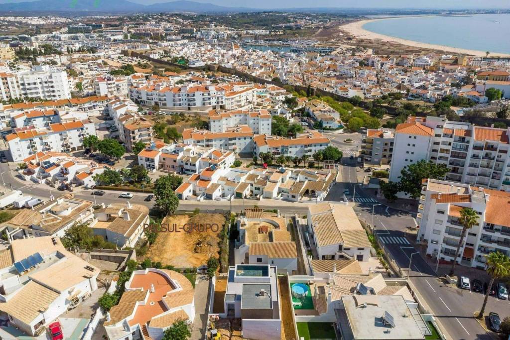 Urban plot for sale with approved project for construction of 3 bedroom single-family villa with swimming pool.
