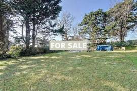 Detached Bungalow with Outbuilding in Building Plot