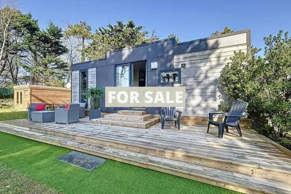Detached Bungalow with Outbuilding in Building Plot