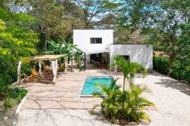 V-Jungla Cecile Refundores: Spacious Modern Villa with Pool, Guest House & Tropical Garden Near Tamarindo Beach