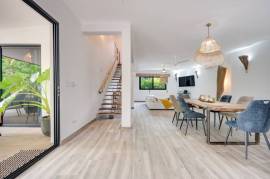 V-Jungla Cecile Refundores: Spacious Modern Villa with Pool, Guest House & Tropical Garden Near Tamarindo Beach