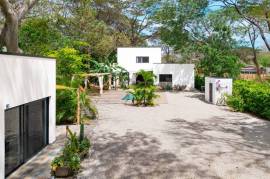 V-Jungla Cecile Refundores: Spacious Modern Villa with Pool, Guest House & Tropical Garden Near Tamarindo Beach