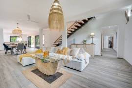V-Jungla Cecile Refundores: Spacious Modern Villa with Pool, Guest House & Tropical Garden Near Tamarindo Beach