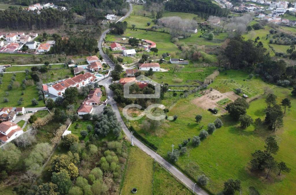 Land with 2440 m2 and approved project for detached house in Parceiros , Leiria.