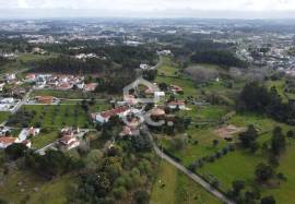 Land with 2440 m2 and approved project for detached house in Parceiros , Leiria.