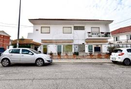 Building for sale located 900m from the center of Cascais