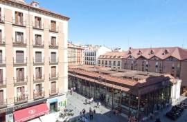 10 Plaza de San Miguel, Madrid 28005, Spain - 2 Bedrooms, 1 Bathrooms - 1,300 EUR / month