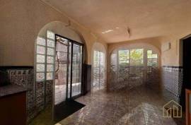 House with large plot in Costa Cunit
