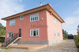 Chalet House With 2 Apartments for Sale in Boiro Galicia