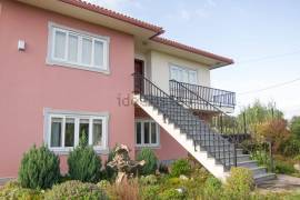 Chalet House With 2 Apartments for Sale in Boiro Galicia