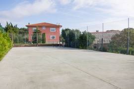 Chalet House With 2 Apartments for Sale in Boiro Galicia