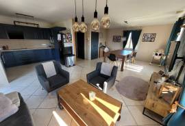 Impeccable Villa With 168 M2 Of Living Space, Including Independent Studio And Office (Former Beauty Lounge Business), On 514 M2 Of Land With Swimming Pool.