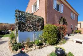 Impeccable Villa With 168 M2 Of Living Space, Including Independent Studio And Office (Former Beauty Lounge Business), On 514 M2 Of Land With Swimming Pool.