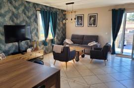 Impeccable Villa With 168 M2 Of Living Space, Including Independent Studio And Office (Former Beauty Lounge Business), On 514 M2 Of Land With Swimming Pool.