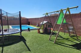 Impeccable Villa With 168 M2 Of Living Space, Including Independent Studio And Office (Former Beauty Lounge Business), On 514 M2 Of Land With Swimming Pool.