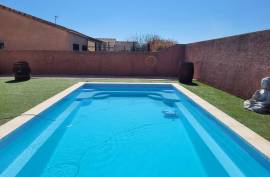 Impeccable Villa With 168 M2 Of Living Space, Including Independent Studio And Office (Former Beauty Lounge Business), On 514 M2 Of Land With Swimming Pool.