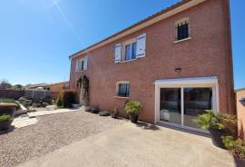 Impeccable Villa With 168 M2 Of Living Space, Including Independent Studio And Office (Former Beauty Lounge Business), On 514 M2 Of Land With Swimming Pool.