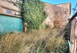 Former Stone Wine Storehouse With 300 M2 Of Floor Space And 50 M2 Garden. Great Opportunity.