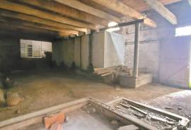 Former Stone Wine Storehouse With 300 M2 Of Floor Space And 50 M2 Garden. Great Opportunity.