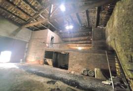 Former Stone Wine Storehouse With 300 M2 Of Floor Space And 50 M2 Garden. Great Opportunity.