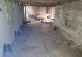 Former Stone Wine Storehouse With 300 M2 Of Floor Space And 50 M2 Garden. Great Opportunity.