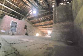 Former Stone Wine Storehouse With 300 M2 Of Floor Space And 50 M2 Garden. Great Opportunity.