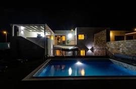 Luxurious 5 Bedroom Villa With Sea Views