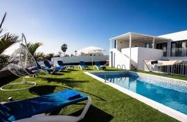 Luxurious 5 Bedroom Villa With Sea Views