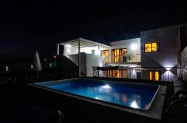 Luxurious 5 Bedroom Villa With Sea Views