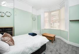 4 bedroom, Semi-detached house for sale