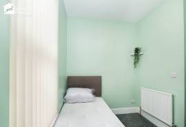 4 bedroom, Semi-detached house for sale