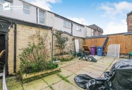 4 bedroom, Semi-detached house for sale
