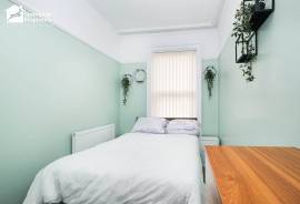 4 bedroom, Semi-detached house for sale