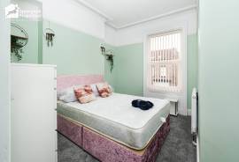 4 bedroom, Semi-detached house for sale
