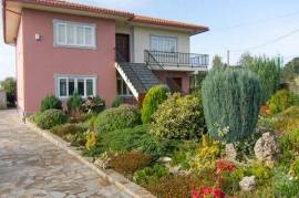 Chalet House With 2 Apartments for Sale in Boiro Galicia