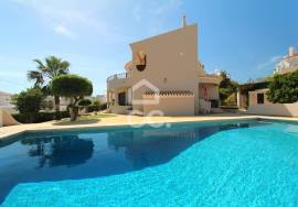 4 bedroom villa in Alporchinhos - Porches with pool and sea view, 2 minutes walk from the beach