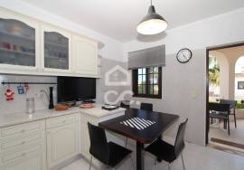 4 bedroom villa in Alporchinhos - Porches with pool and sea view, 2 minutes walk from the beach