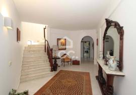 4 bedroom villa in Alporchinhos - Porches with pool and sea view, 2 minutes walk from the beach