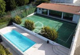 Villa for sale in Carvalhais with swimming pool and tennis court.