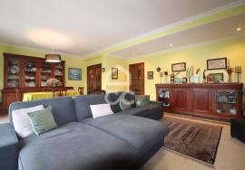 Villa for sale in Carvalhais with swimming pool and tennis court.
